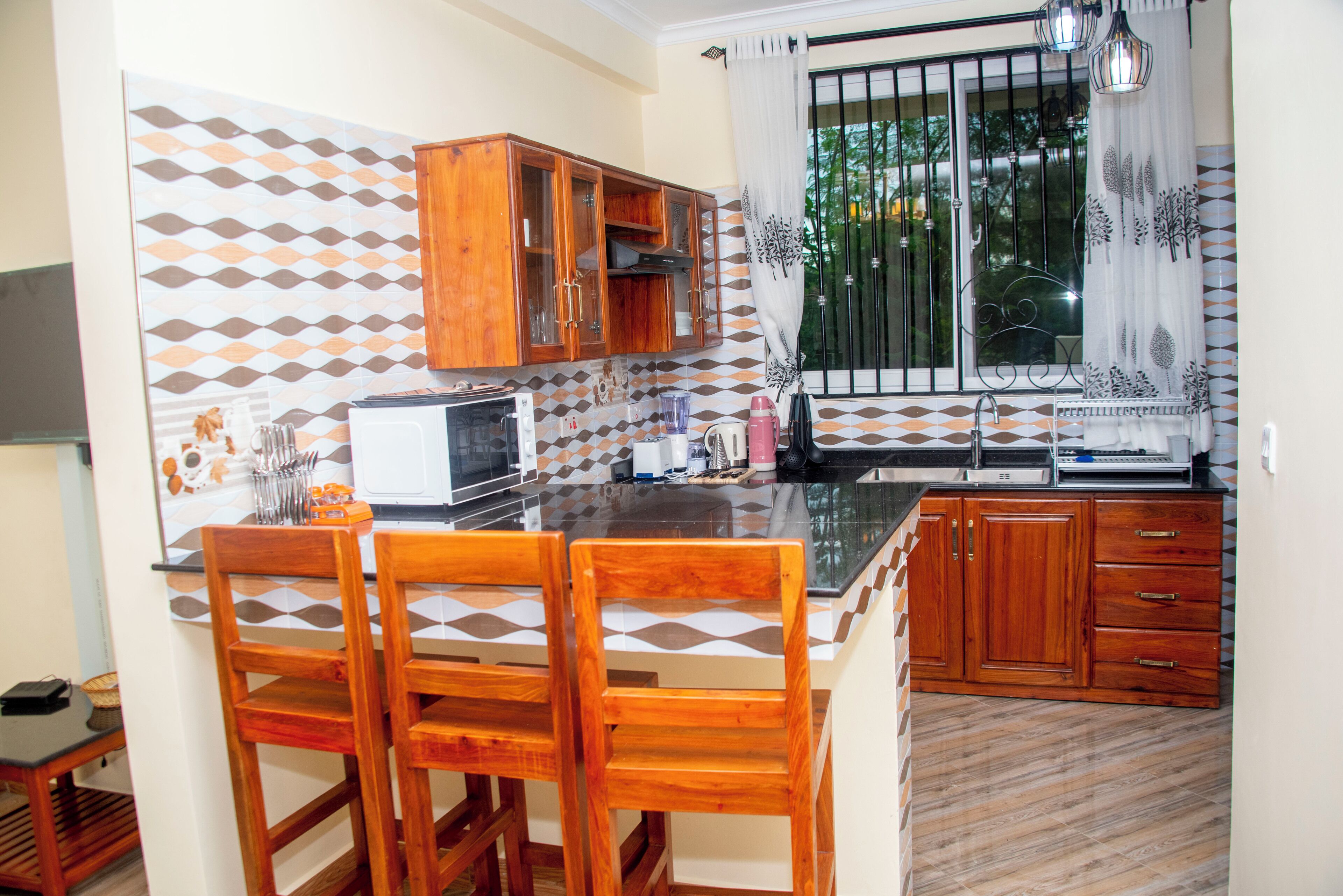 办公桌、笔记本电脑工作区、免费 WiFi