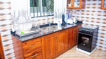 2 bedrooms, desk, laptop workspace, free WiFi