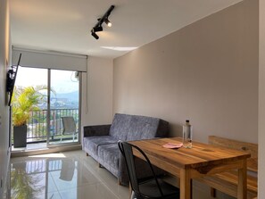 Apartamento clásico, 1 habitación, balcón, vistas a la ciudad | Ropa de cama de alta calidad y colchones Select Comfort