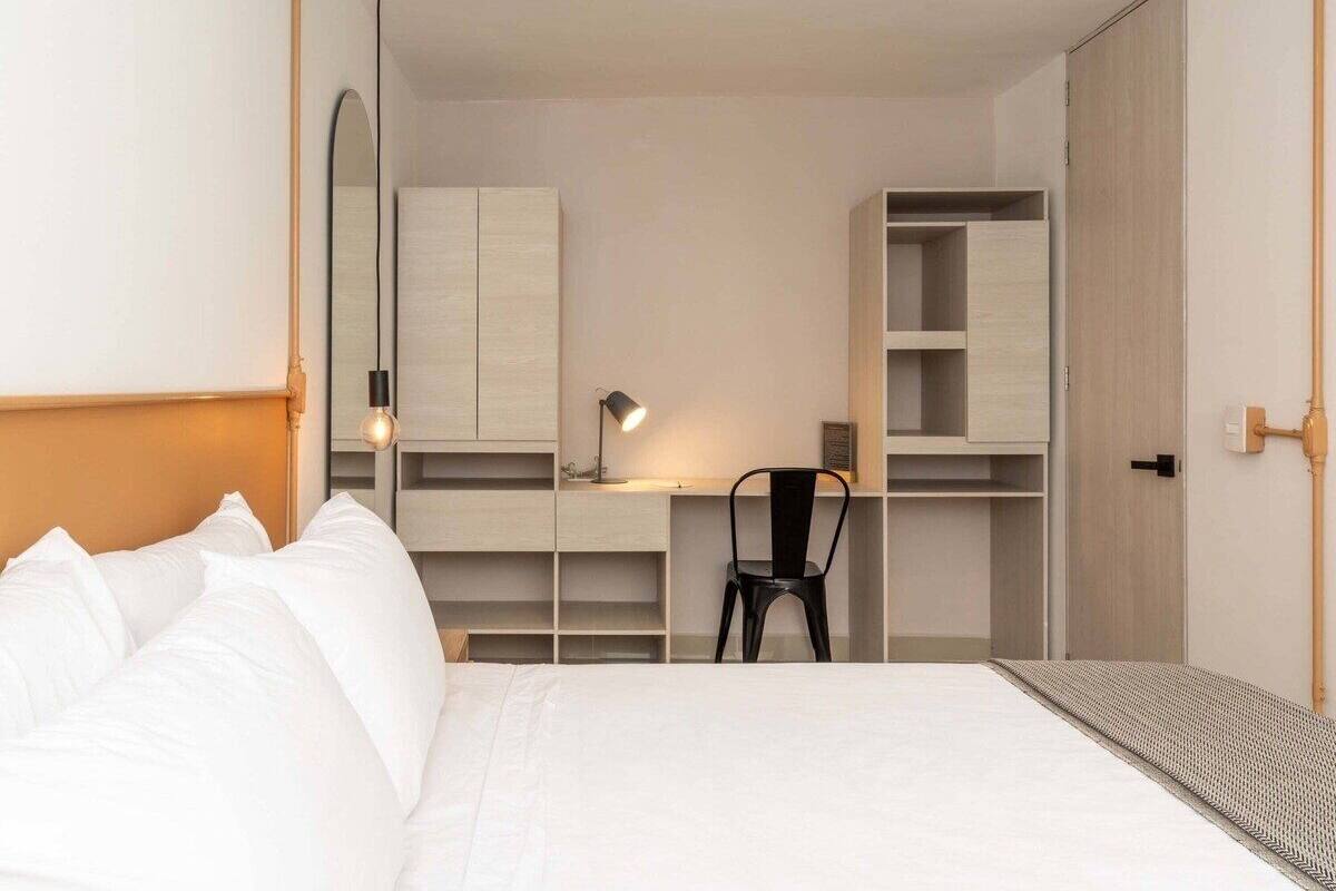 Studio Deluks, balkon, pemandangan kota | Seprai premium, tempat tidur Select Comfort, dan tirai kedap cahaya