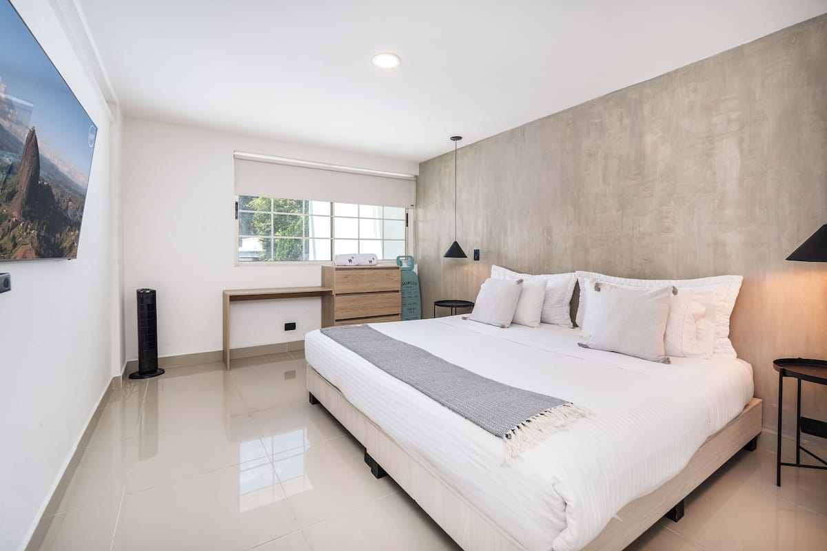 Rumah Comfort | Seprai premium, tempat tidur Select Comfort, dan tirai kedap cahaya