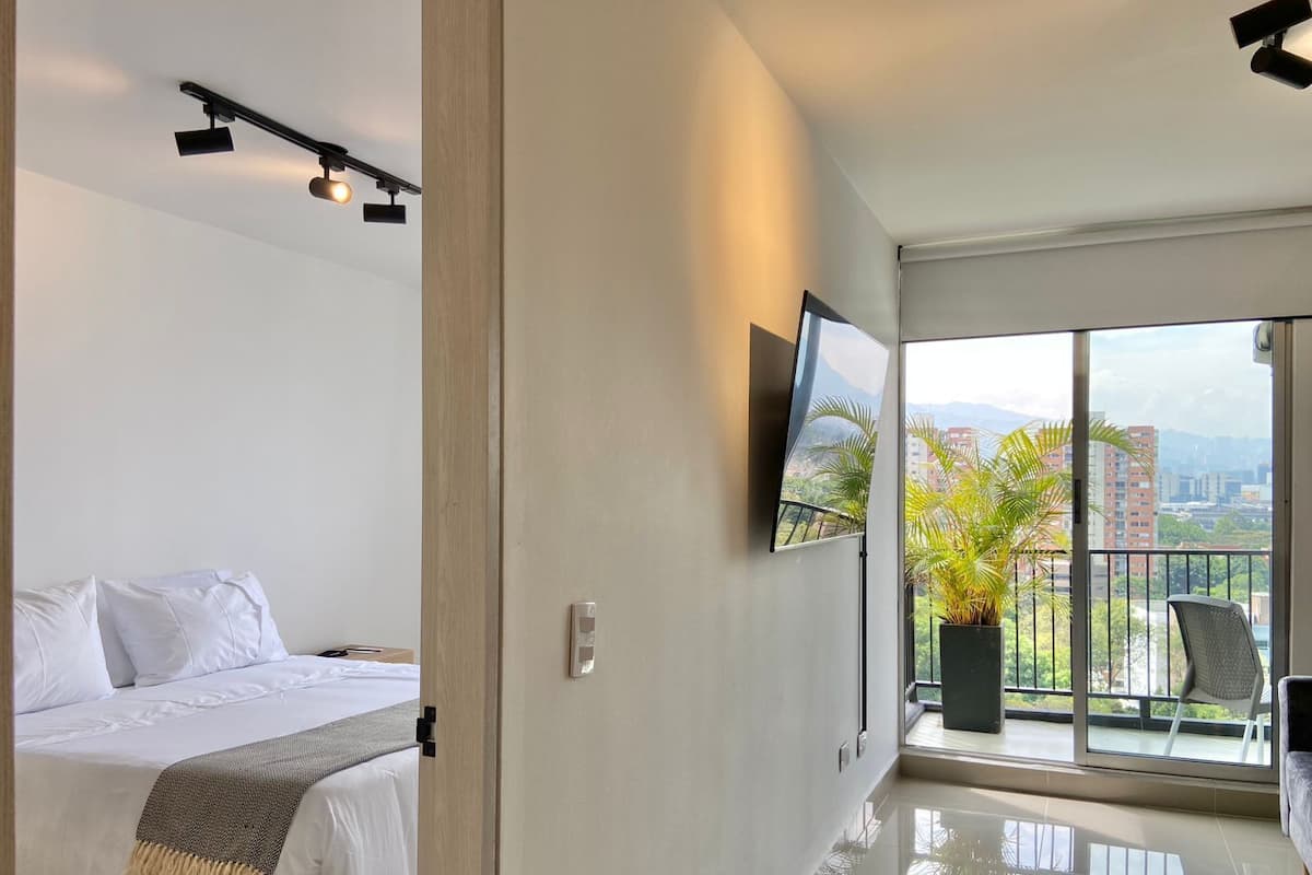 Apartemen Klasik, 1 kamar tidur, balkon, pemandangan kota | Area keluarga | Smart TV 45-inci dengan saluran TV digital