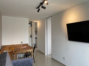 Classic Apartment, 1 Bedroom, Balcony, City View | Peralatan tempat tidur premium, katil Select Comfort 