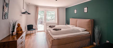 2 habitaciones, escritorio y tabla de planchar con plancha