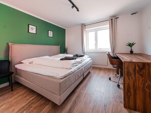 2 Schlafzimmer, Schreibtisch, Bügeleisen/Bügelbrett, Reisekinderbett