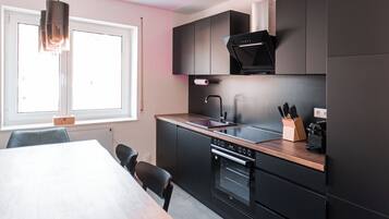 Fridge, oven, stovetop, dishwasher