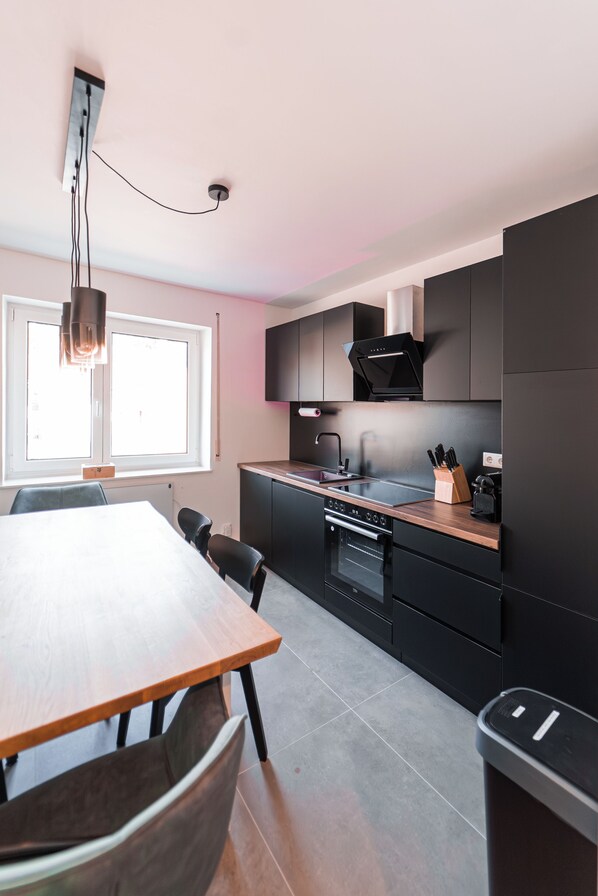 Kühlschrank, Ofen, Herdplatte, Geschirrspüler