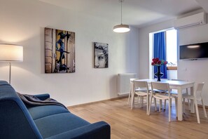 Appartement, 2 chambres | Aire de séjour | Téléviseur à écran plat de 24 po avec télévision numérique