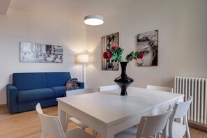 Appartement, 2 chambres | Aire de séjour | Téléviseur à écran plat de 24 po avec télévision numérique