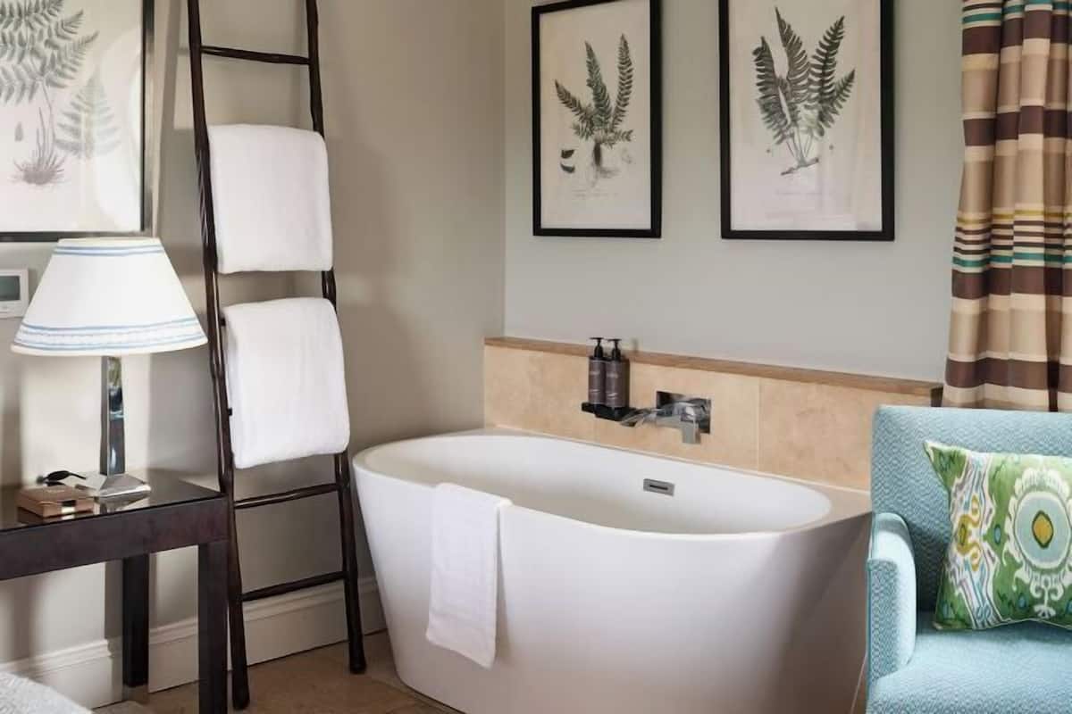 Bathroom | Separate tub and shower, free toiletries, hair dryer, bathrobes