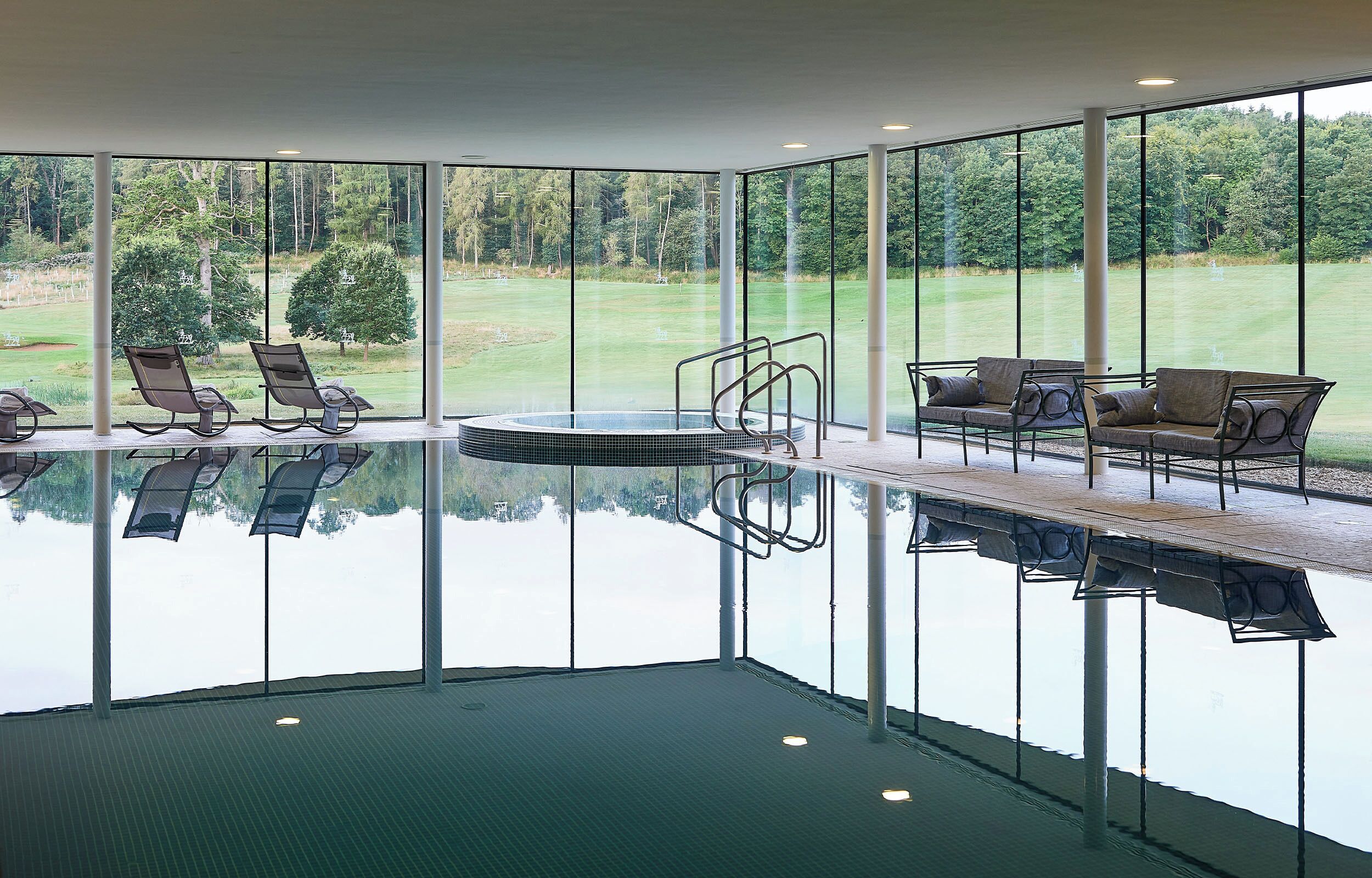 Couples treatment rooms, body treatments, hot stone massages