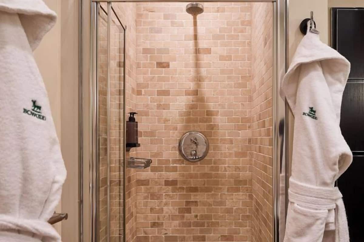 Bathroom | Separate tub and shower, free toiletries, hair dryer, bathrobes
