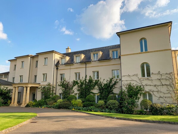 A multi-story residential building with a symmetrical facade, large windows, and a central entrance. - Bowood Hotel Spa and Golf Resort (Calne)