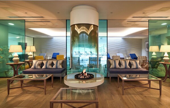 Couples treatment rooms, body treatments, hot stone massages