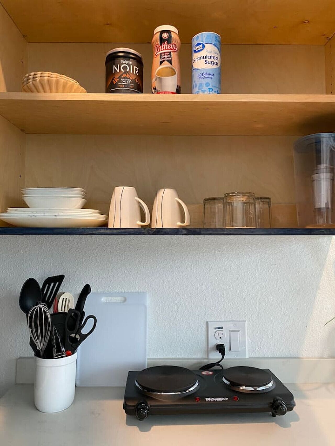 Réfrigérateur, micro-ondes, cafetière/bouilloire, grille-pain