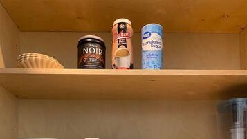 Réfrigérateur, micro-ondes, cafetiÚre/bouilloire, grille-pain