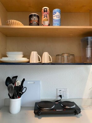 Réfrigérateur, micro-ondes, cafetière/bouilloire, grille-pain