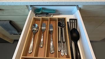 Micro-ondes, grille-pain, batterie de cuisine, vaisselle et ustensiles