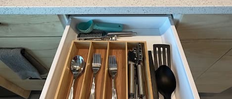 Microondas, tostadora, utensilios de cocina y comedor