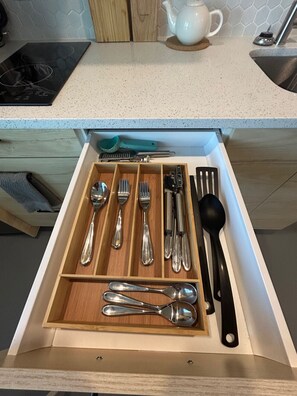 電子レンジ、トースター、調理器具と食器、ダイニングテーブル