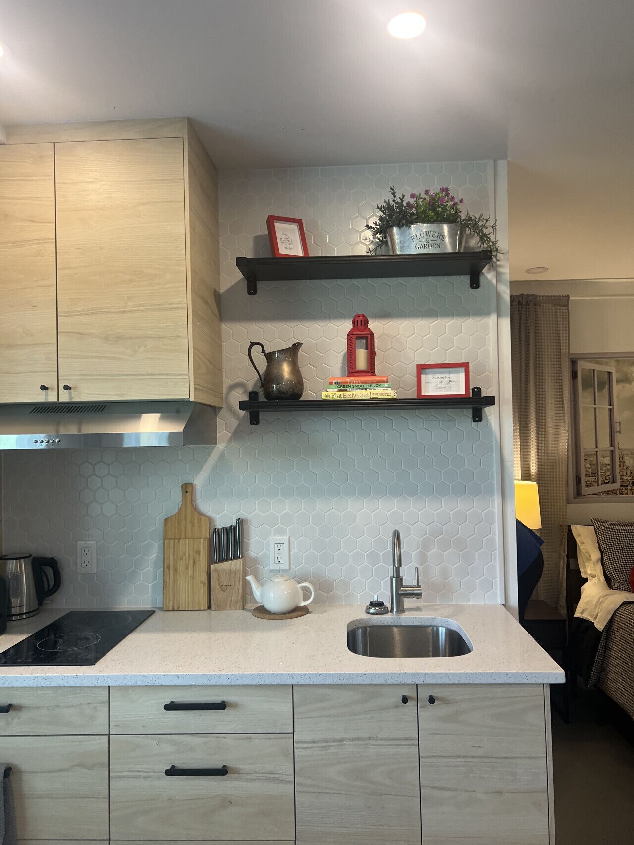 Micro-ondes, grille-pain, batterie de cuisine, vaisselle et ustensiles