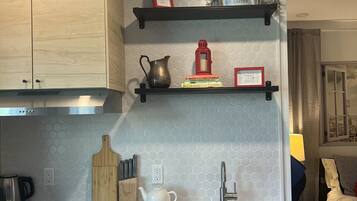 Micro-ondes, grille-pain, batterie de cuisine, vaisselle et ustensiles