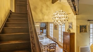 A staircase leading to a dining area with a chandelier. - Bastide in Nîmes ⭐️⭐️⭐️ (Nîmes)