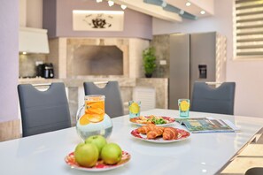 Villa (4 Bedrooms) | Private kitchen | Dishwasher, cookware/dishes/utensils