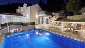 Villa (4 Bedrooms) | Terrace/patio
