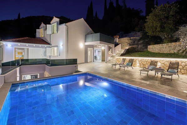 Villa (4 Bedrooms) | Terrace/patio