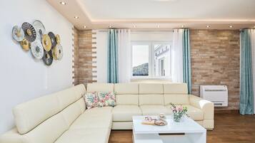 Villa (4 Bedrooms) | Living area | 107-cm TV with satellite channels