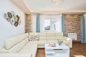 Villa (4 Bedrooms) | Living area | 107-cm TV with satellite channels