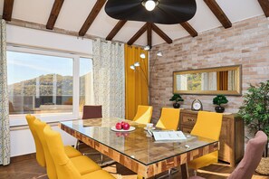 Stórt einbýlishús (4 Bedrooms) | Borðhald á herbergi eingöngu