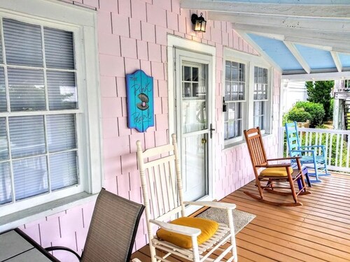 Pink Pearl-Super cute pet friendly cottage, 3 bedroom 2 bath with a rocking chair front porch and plenty of parking