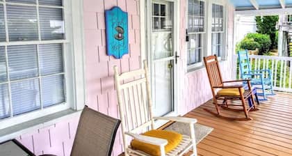 Pink Pearl-Super cute pet friendly cottage, 3 bedroom 2 bath with a rocking chair front porch and plenty of parking