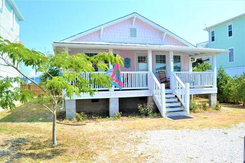 Pink Pearl-Super cute pet friendly cottage, 3 bedroom 2 bath with a rocking chair front porch and plenty of parking