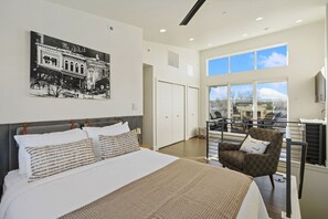 Maison en rangée, Plusieurs lits, patio, vue sur la montagne (908 Jerome St. (Unit 2)) | 2 chambres, décor unique, ameublement unique, literie fournie