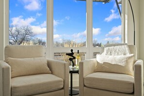 Maison en rangée, Plusieurs lits, patio, vue sur la montagne (908 Jerome St. (Unit 2)) | Aire de séjour | Téléviseur à écran plat de 55 po avec télévision numérique, foyer