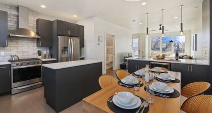 Mountain View Home w/ King Beds & Rooftop Deck