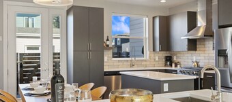 Mountain View Home w/ King Beds & Rooftop Deck