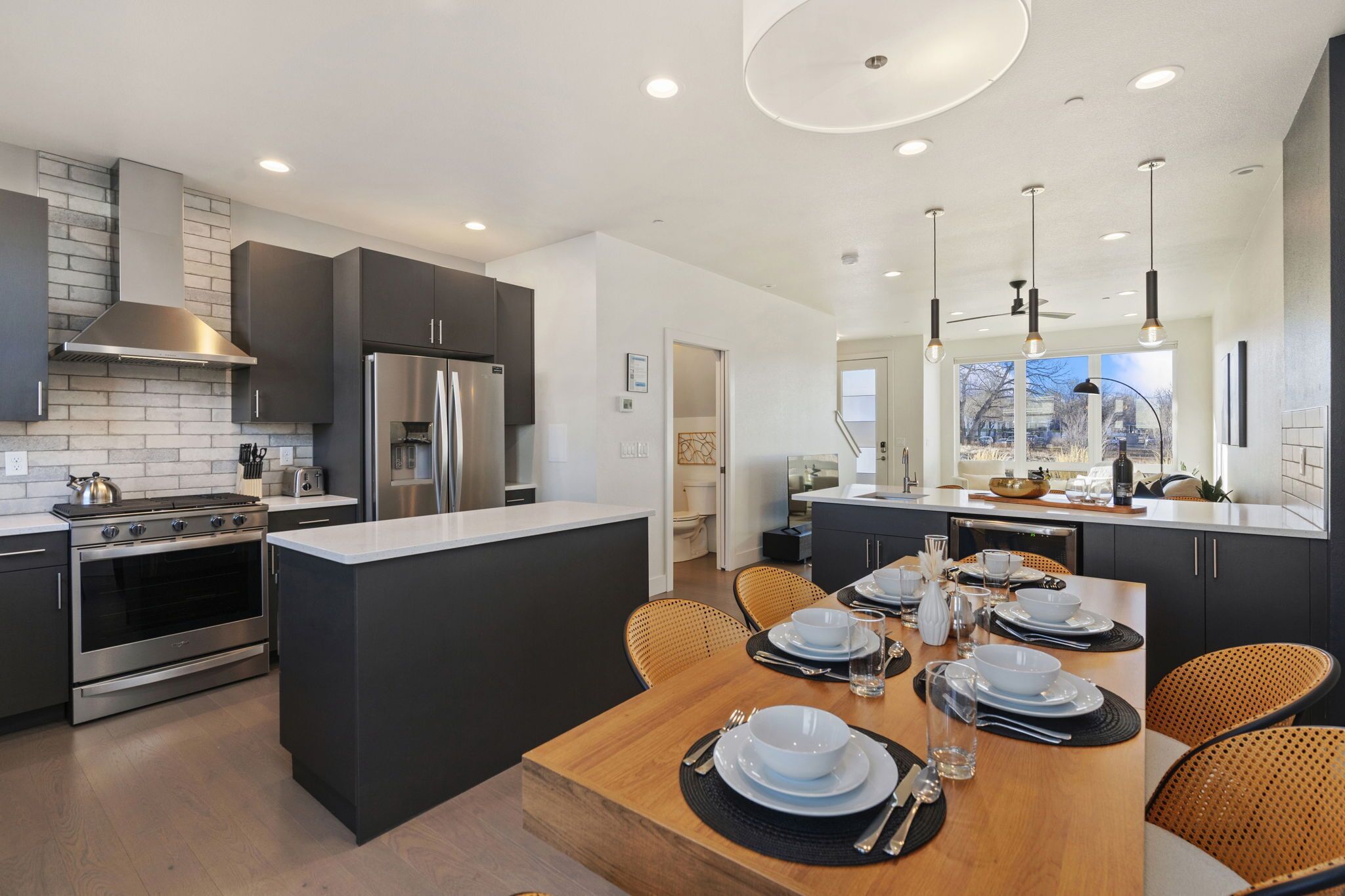 Maison mitoyenne, plusieurs lits, patio, vue montagne (908 Jerome St. (Unit 2)) | Cuisine privée | Réfrigérateur, micro-ondes, four, plaque de cuisson