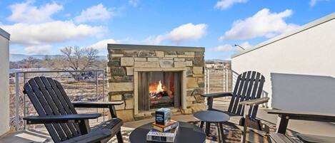 Maison mitoyenne, plusieurs lits, patio, vue montagne (908 Jerome St. (Unit 2)) | Restauration extérieure