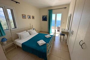4 quartos, ferros/tábuas de passar roupa, berço de viagem