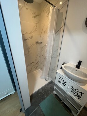 Apartment, Multiple Bedrooms, Patio, City View | Bathroom - Teddington Little Secret (Teddington)