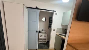 Appartamento, camere multiple, patio, vista città | Interni