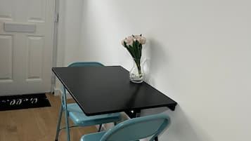 Appartamento, camere multiple, patio, vista città | Soggiorno