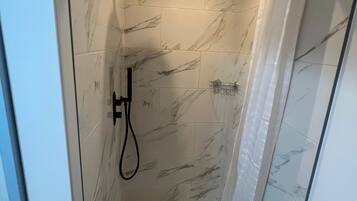 Apartment, Multiple Bedrooms, Patio, City View | Bathroom