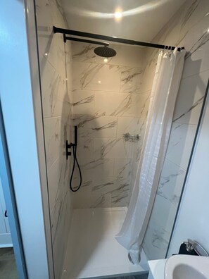 Apartment, Multiple Bedrooms, Patio, City View | Bathroom
