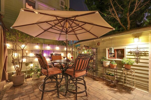 Outdoor dining - Charming Bungalow, A/C, HotTub, Close to Beach (Long Beach)