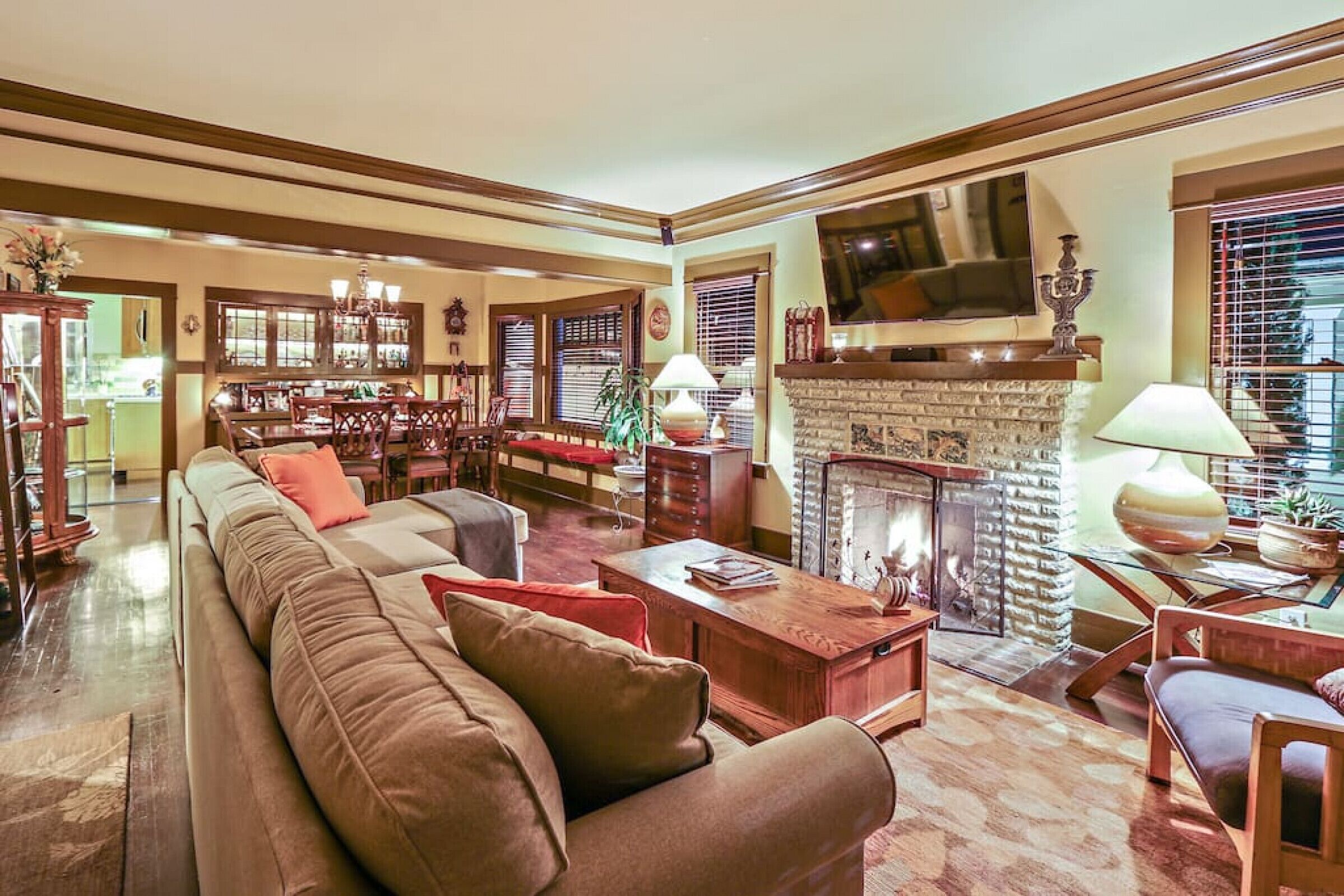 Televisión y chimenea 